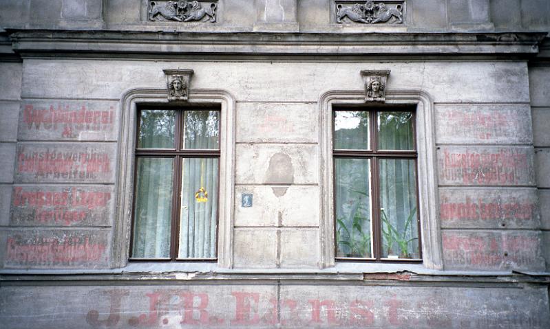 Görlitz, Elisabethstr. 28, 29.4.1996 (1).jpgJ.J.B.jpg - J. B. Ernst, Buchbinderei & Contobücher-Fabrik. Grosses Lager fertiger Geschäftsbücher (in Rot) / Werkstatt für kunstgewerbliche Arbeiten, Leder..., Hamburg (in Braun)